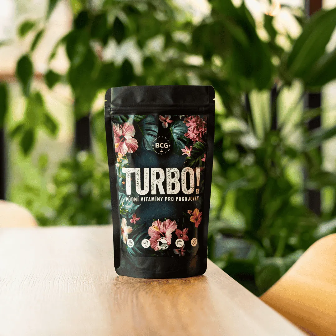 Balení TURBO! Půdní vitamíny pro pokojovky na stole
