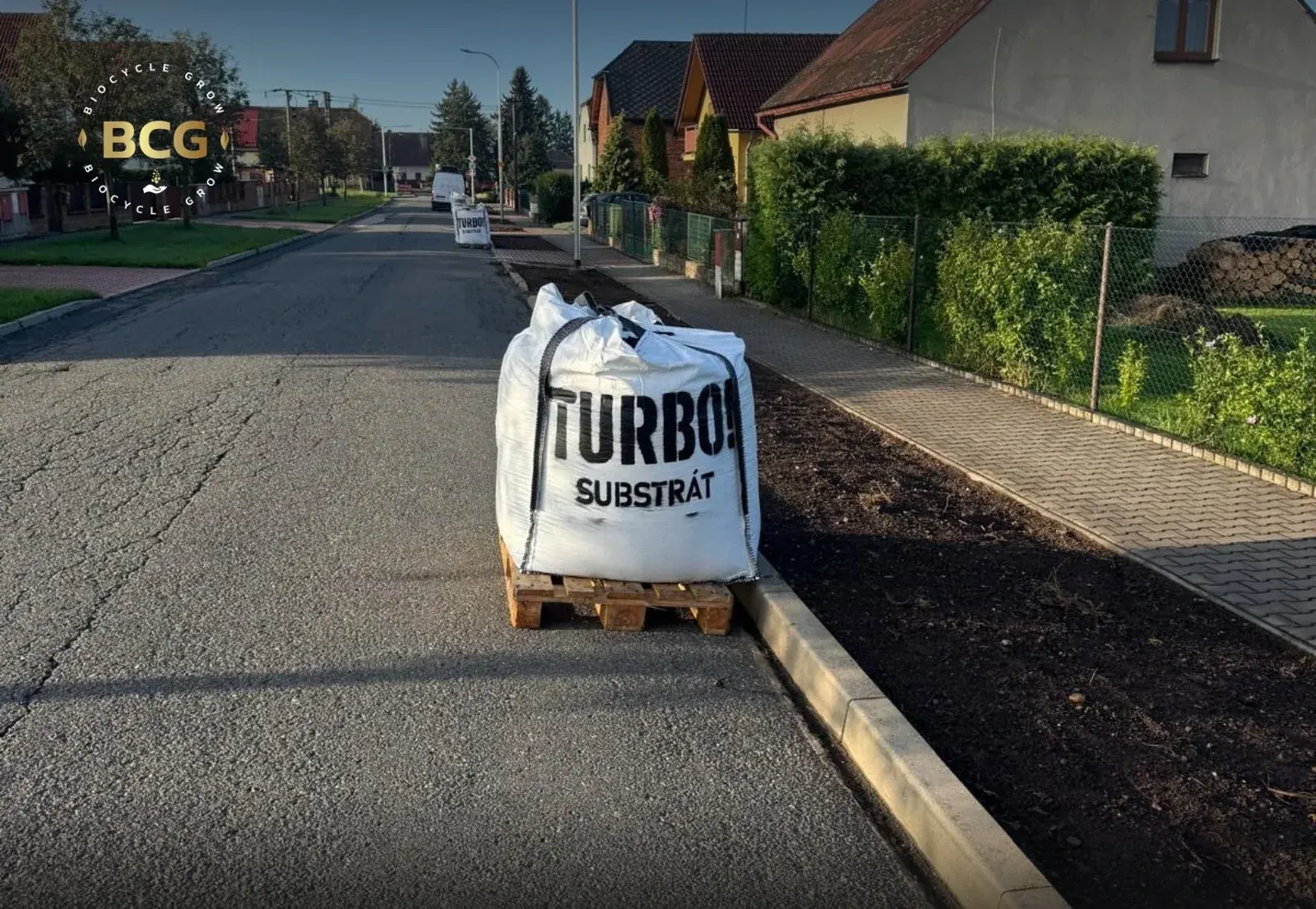 Big Bag TURBO! Substrát na paletě u nových záhonů v Mokrovousech