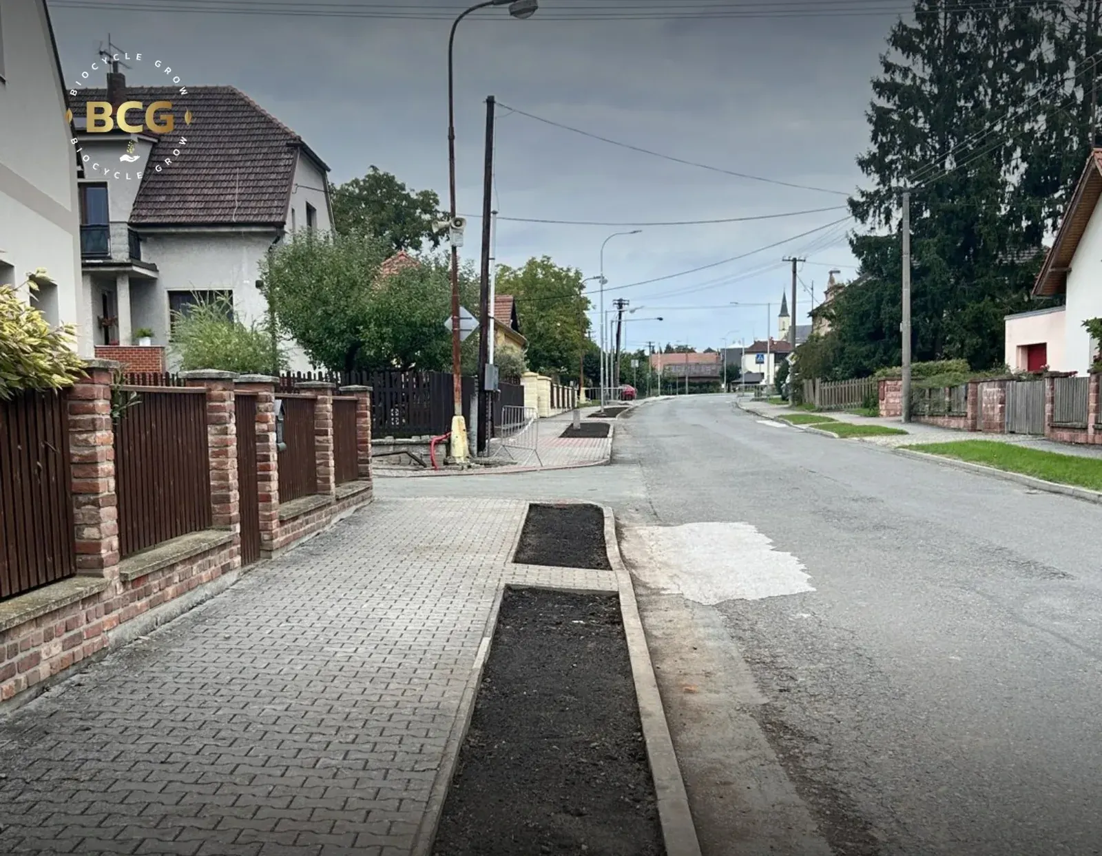 Nové záhony pro trvalky podél chodníku v Mokrovousech